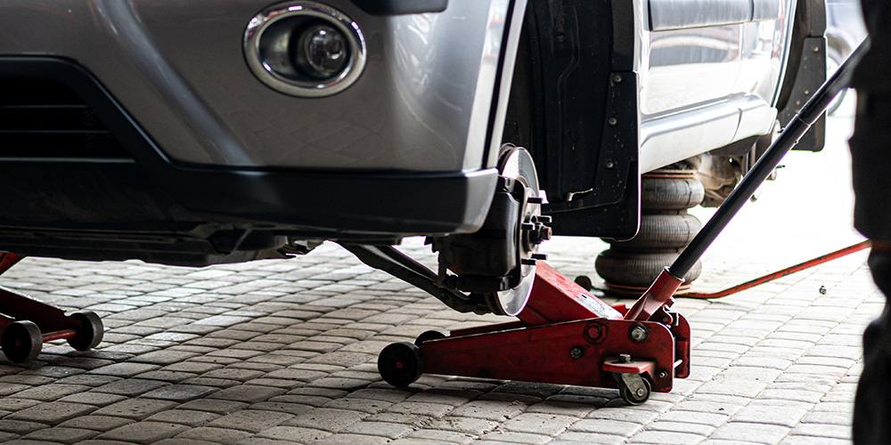 Mobile tire service vehicle